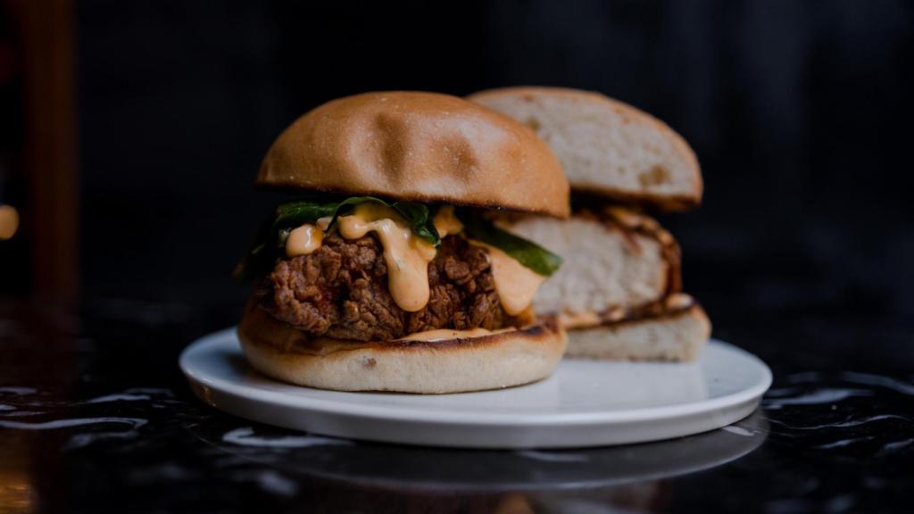 La aclamada burger de pollo de Roostiq Bar.