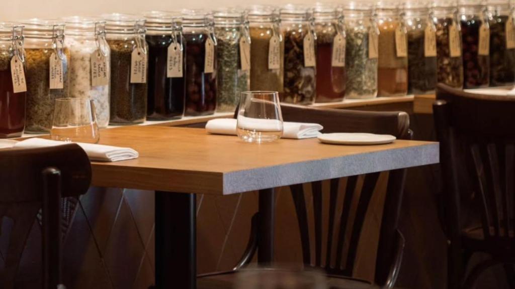 Una hilera de alimentos en conserva recibe al comensal de Bolboreta a su entrada.