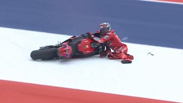 Momento de la caída que ha sufrido Marc Márquez en la curva 4 del COTA de Austin, en el GP de Las Américas.