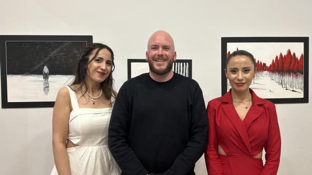 La artista Şerivan Tutuş, el director de la Fundación, Juan Barrié y la comisaria de la exposición, Rozerin Tutuş