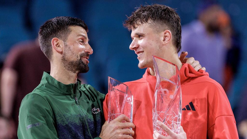 Djokovic, junto a Mensik tras las final del Masters 1.000 de Miami