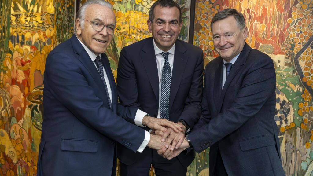 (I-D) Isidro Fainé, presidente de CriteriaCaixa, Jordi Gallés, presidente ejecutivo de Europastry, y Ángel Simón, consejero delegado de CriteriaCaixa.