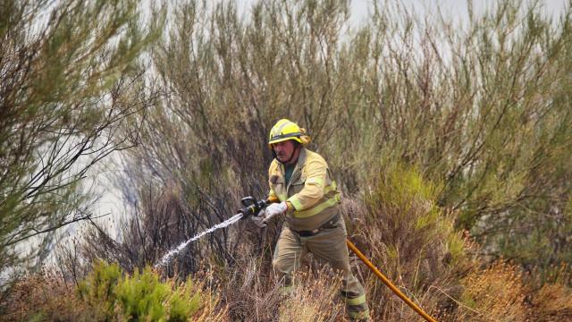 Un bombero trabajando en el incendio de la Sierra de la Culebra, en la provincia de Zamora