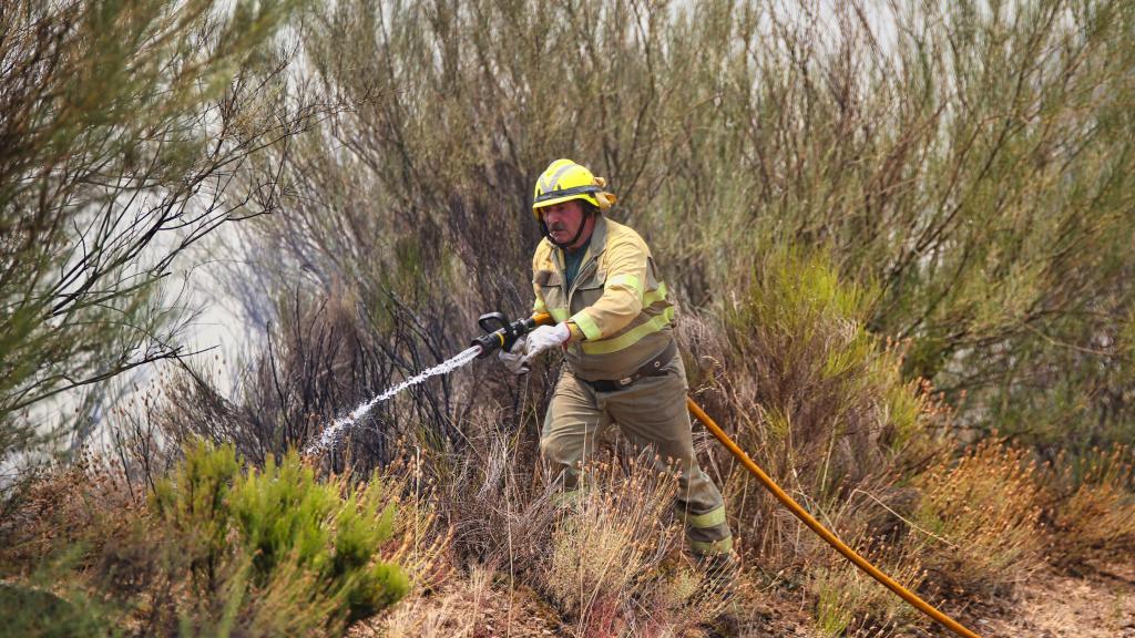 Un bombero trabajando en el incendio de la Sierra de la Culebra, en la provincia de Zamora