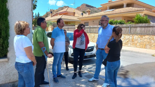El alcalde Víctor Martínez visita a un grupo de vecinos en el marco de la iniciativa 'el alcalde en tu casa'.