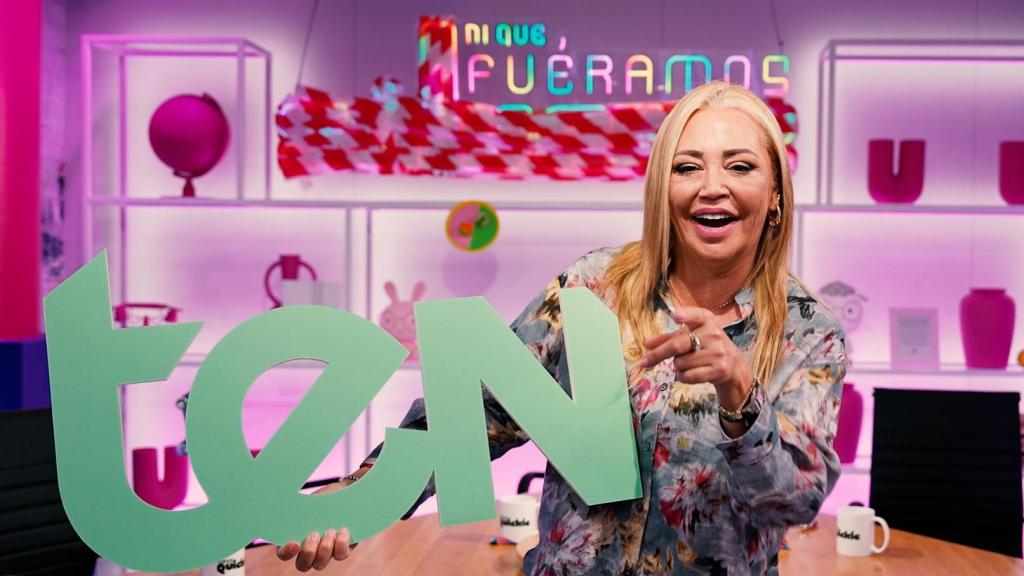Belén Esteban, en el pisito de 'Ni que fuéramos' con el logo de TEN.