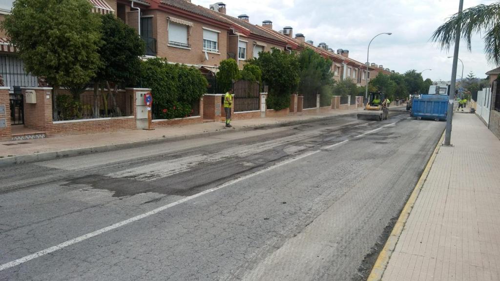 Una foto de operarios trabajando en una calle de Santomera.