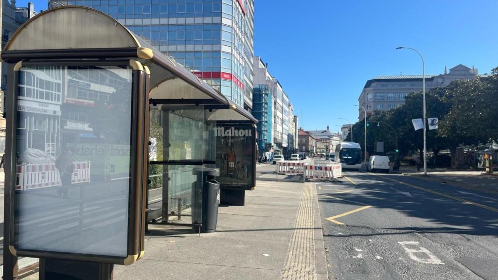 La parada del bus en el Obelisco con las obras al fondo.