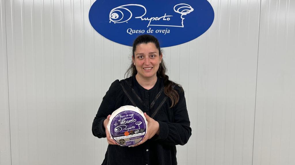 Llorema Madrid muestra uno de los quesos de su empresa: Quesos Ruperto.