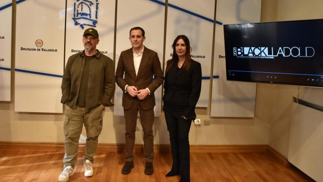 ).- El presidente de la Diputación de Valladolid, Conrado Íscar, y los escritores Dolores Redondo y César Pérez Gellida en la presentación de Blacklladolid.