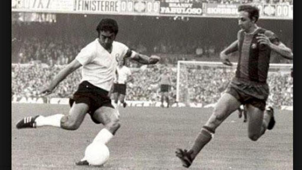 Ángel Huerta (de blanco), en un partido de la UDS en el Camp Nou, junto a Johan Cruiff