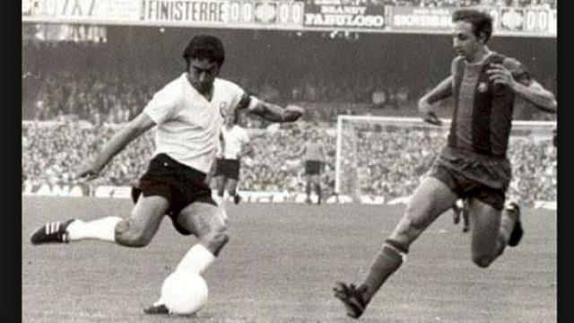 Ángel Huerta (de blanco), en un partido de la UDS en el Camp Nou, junto a Johan Cruiff