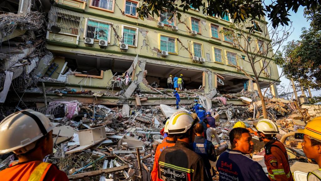 Uno de los equipos de rescate buscan supervivientes en Mandalay.