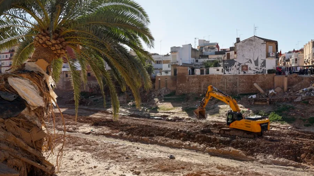 Trabajos de limpieza en el barranco del Poyo a su paso por Paiporta en una imagen de archivo. EFE/Ana Escobar