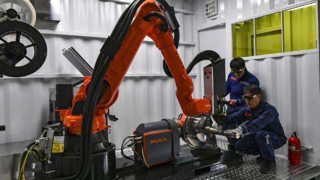 Equipos de mantenimiento de vehículos anfibios del Grupo Logístico del Cuerpo de Marines del ejército de Corea del Sur demuestran las capacidades de fabricación aditiva utilizando una impresora 3D de metal basada en un robot.