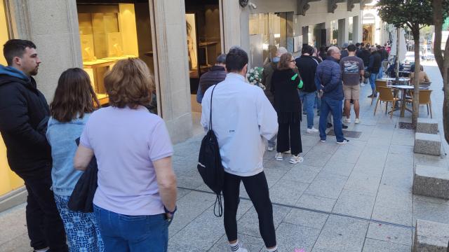 Largas colas en el centro de Vigo para comprar la camiseta especial del Celta por la Reconquista