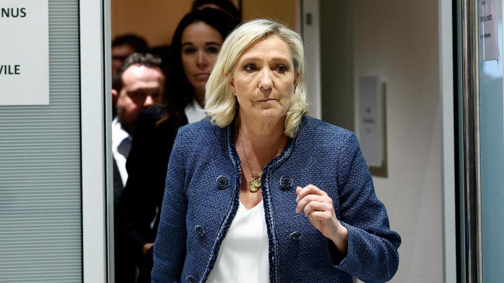 La ultra Le Pen abandonando la sala de audiencias antes de conocer la pena.