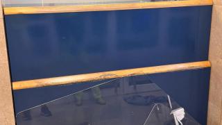 El agresor rompió la mampara del centro de salud.