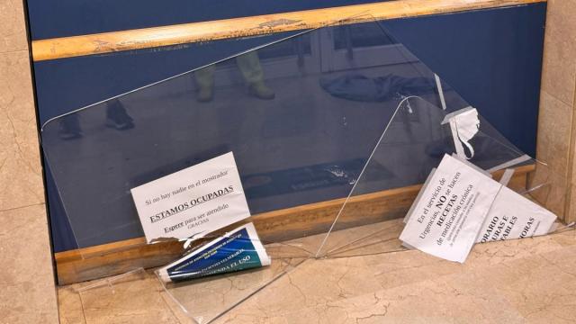 El agresor rompió la mampara del centro de salud.