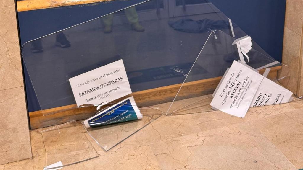 El agresor rompió la mampara del centro de salud.