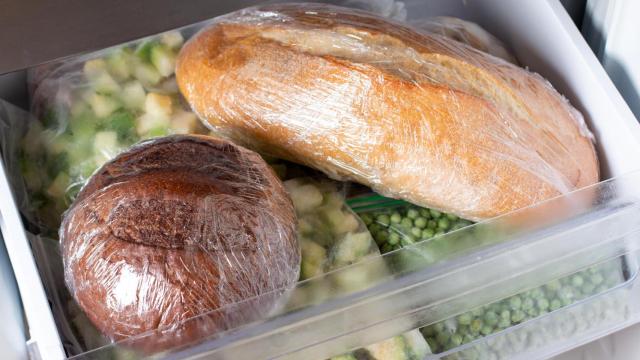 Rebanadas de pan almacenadas en el congelador.