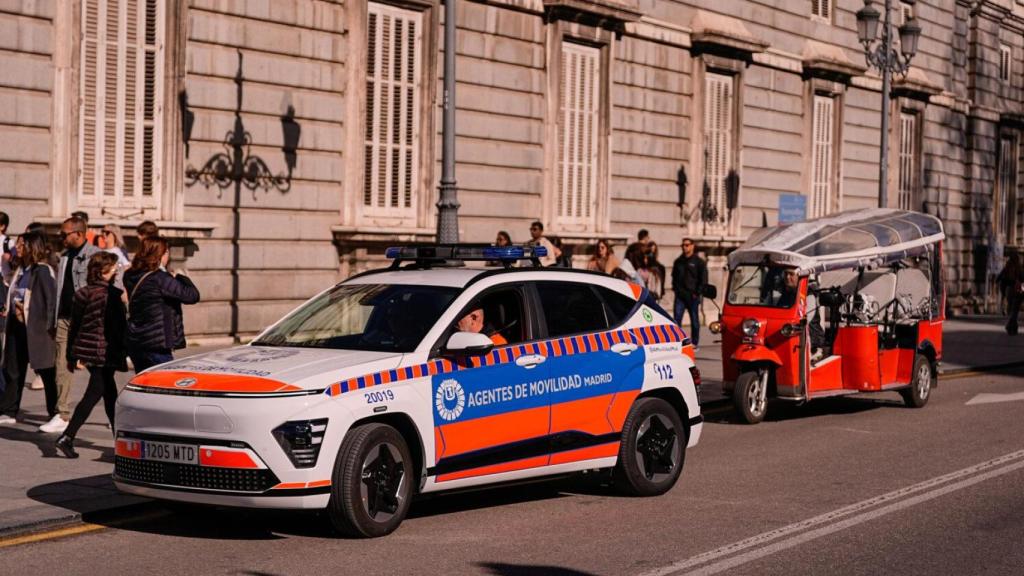 Agentes de Movilidad realizan un control a una conductora de tuk tuk en la calle de Bailén, junto al Palacio Real.