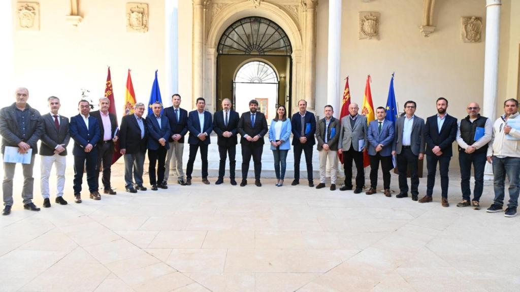 López Miras y la consejera de Agricultura y Agua, Sara Rubira, este lunes, junto a los miembros del SCRATS.
