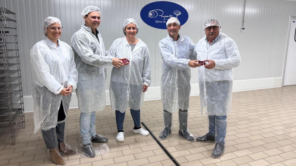 El alcalde de San Javier, José Miguel Luengo (centro izquierda), sostiene un queso junto con la máxima responsable de Quesos Ruperto, Llorema Madrid (c), en una visita institucional a las instalaciones de la empresa, el pasado lunes.