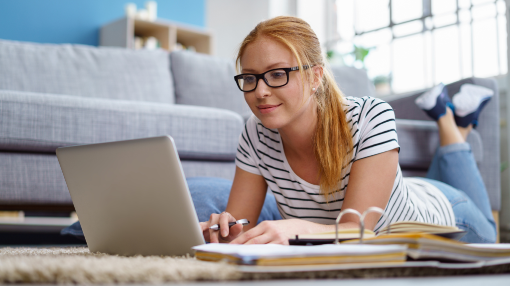 Una mujer con un ordenador, en una imagen de Shutterstock.