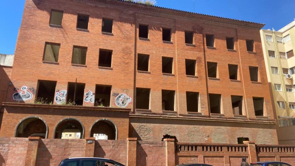 Imagen de la fachada del colegio, anterior al derribo.