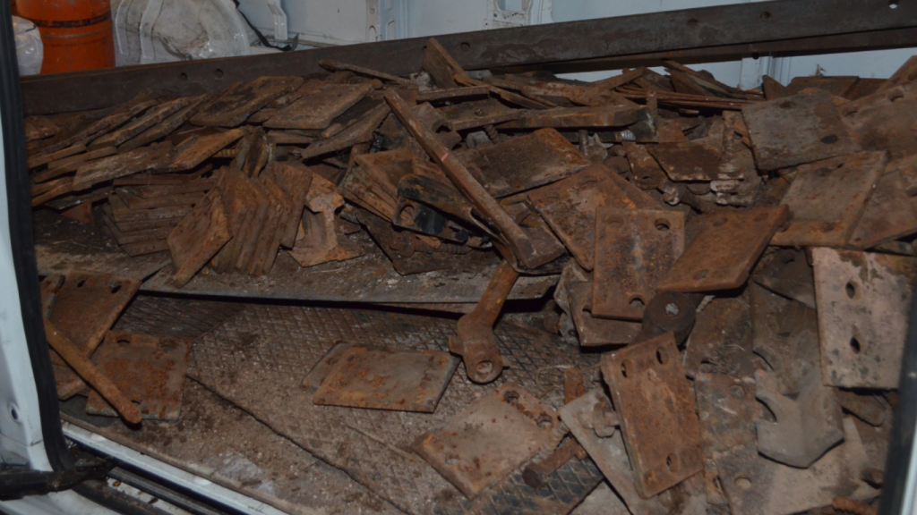 Interior de la furgoneta con el material robado