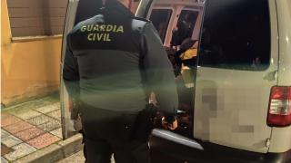 La Guardia Civil registrando el vehículo en el que circulaban los sospechosos.