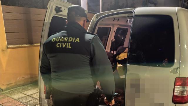 La Guardia Civil registrando el vehículo en el que circulaban los sospechosos.
