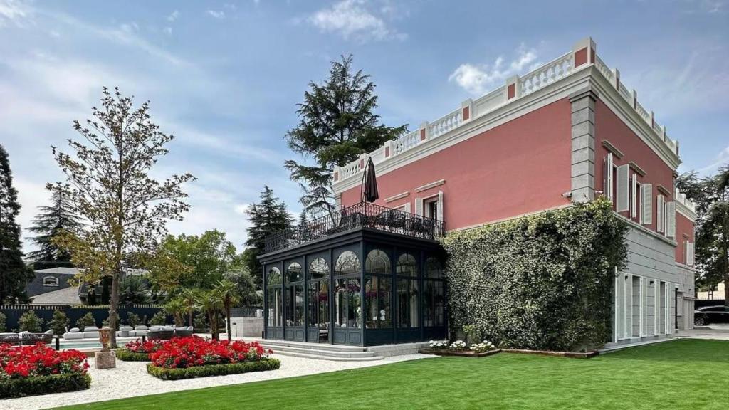 La casa de Carla Barber desde uno de los extremos de su jardín.