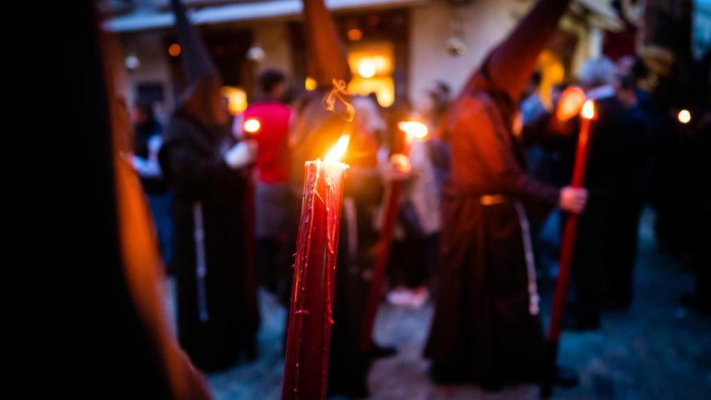 Nazarenos durante la estación de penitencia.
