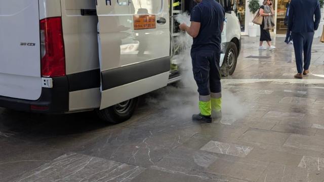 Una imagen de operarios trabajando en la zona de calle Salvago este lunes.