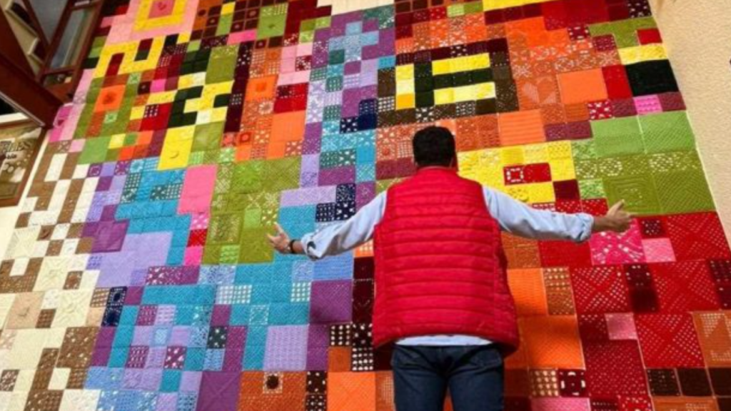 'El abrazo' de Gustav Klimtun en la Oficina de Turismo de Petrer.