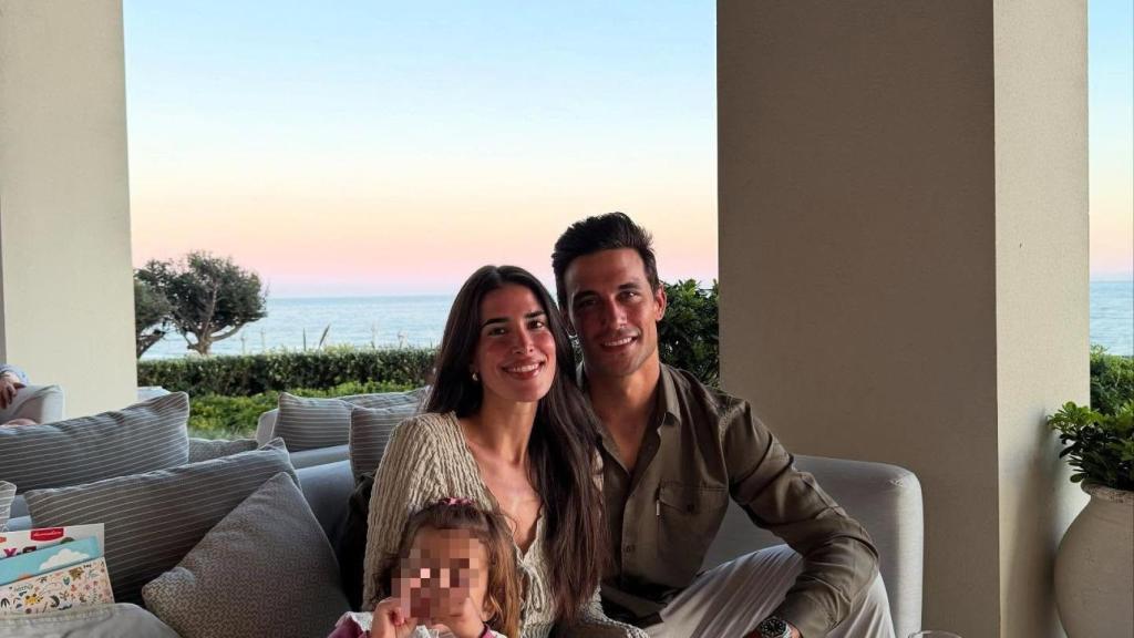 Lidia Torrent y Jaime Astrain, con su hija, Elsa, en una imagen en las redes sociales.
