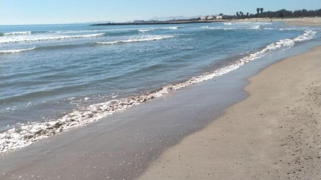 Imagen de una de las playas del sur de Valencia, reabierta tras quedar afectada por la dana. EE