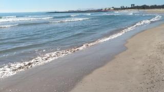 Imagen de una de las playas del sur de Valencia, reabierta tras quedar afectada por la dana. EE