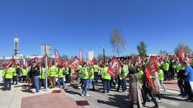 Trabajadores de emergencias sanitarias a las puertas del Hospital Universitario de Toledo.