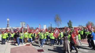 Trabajadores de emergencias sanitarias a las puertas del Hospital Universitario de Toledo.