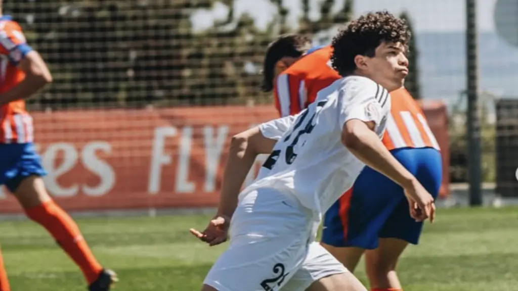 Enzo Alves celebra una acción contra el Atlético de Madrid.