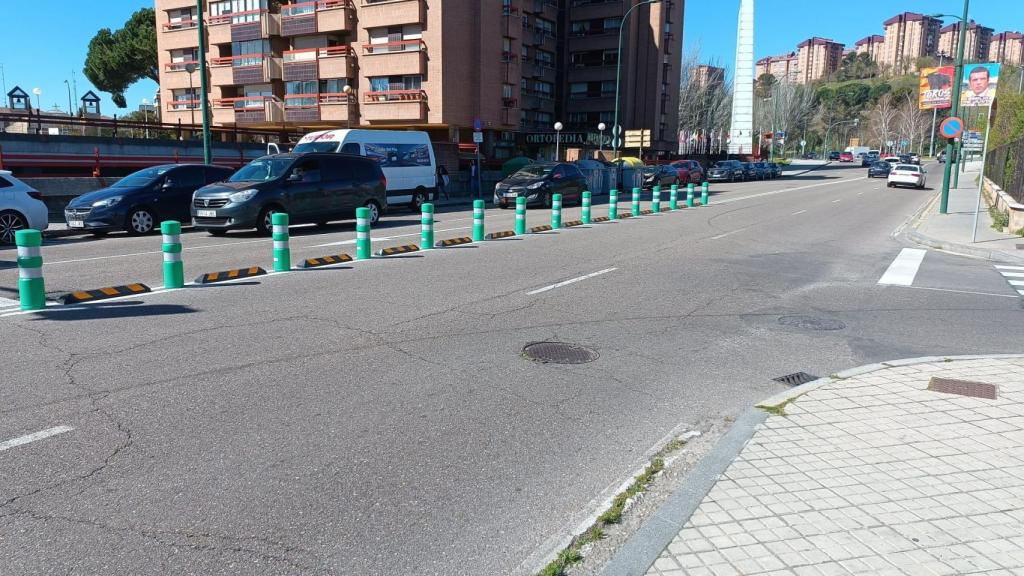 Nuevos bolardos en la Avenida de Medina del Campo con el cruce de Puerto Rico