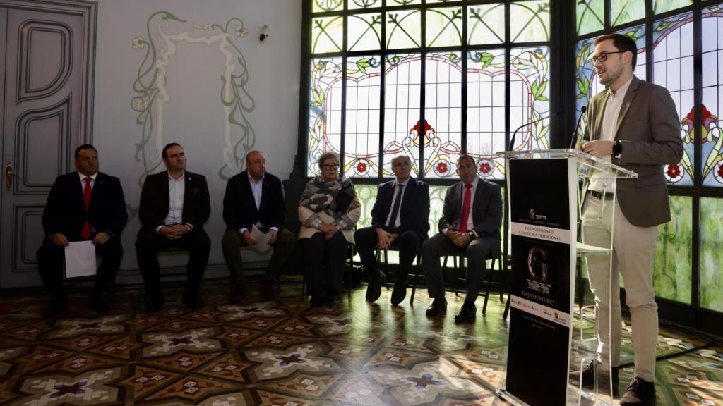 El concejal de Turismo, Ángel Fernández, interviene en la presentación Gala Homenaje Hosturcyl