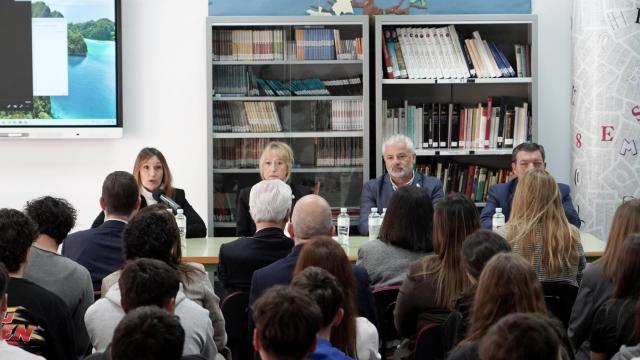 El consejero de la Presidencia, Luis Miguel González Gago, y la de Educación, Rocío Lucas, participan en el programa 'Testimonio en las aulas' en el Instituto de Enseñanza Secundaria (IES) Julián Marías de Valladolid