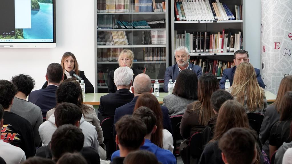 El consejero de la Presidencia, Luis Miguel González Gago, y la de Educación, Rocío Lucas, participan en el programa 'Testimonio en las aulas' en el Instituto de Enseñanza Secundaria (IES) Julián Marías de Valladolid