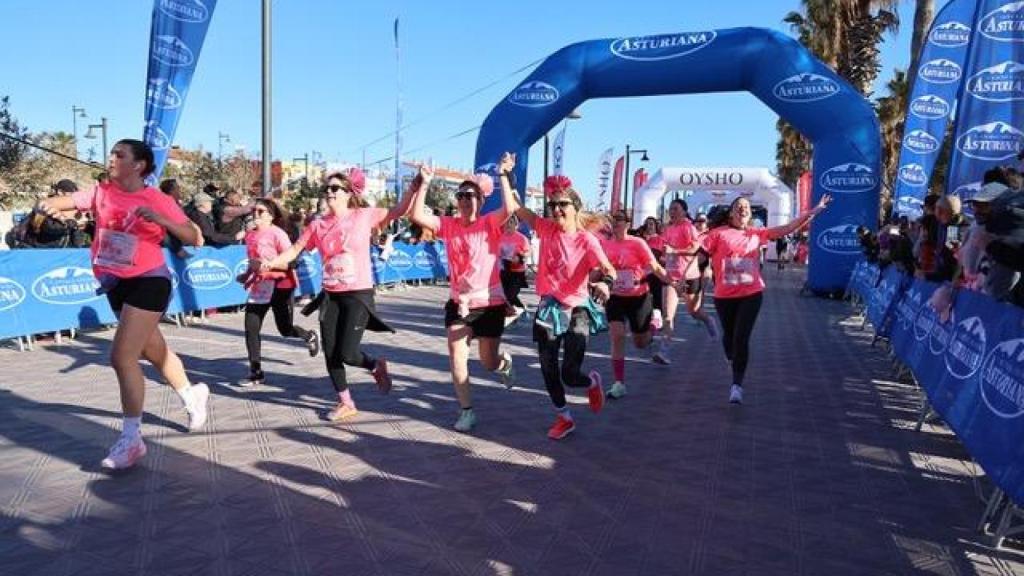 Las calles de Valencia se tiñen de rosa durante la Carrera de la Mujer el pasado domingo 30 de marzo