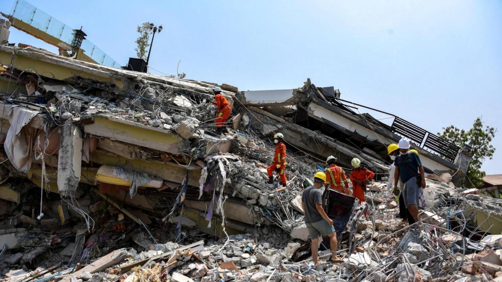 Los equipos de rescate continúan una operación de búsqueda en los restos de un edificio derrumbado en Mandalay tras el fuerte terremoto, en Birmania.