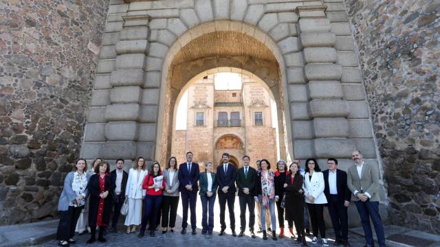 Comitiva de autoridades que han visitado esta mañana la muralla en Toledo